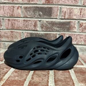 Mens Yeezy Foam Runner black size 8